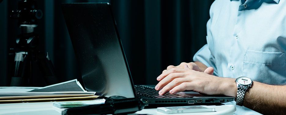 Persona trabajando con ordenador 